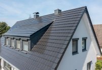 Gerenoveerd vrijstaand huis met onze zonnepan Stylist-PV met Autarq met entree, hier het detailaanzicht van de PV-dakpannen