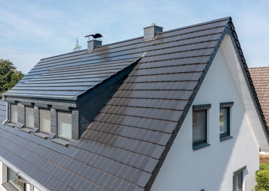 Gerenoveerd vrijstaand huis met onze zonnepan Stylist-PV met Autarq met entree, hier het detailaanzicht van de PV-dakpannen