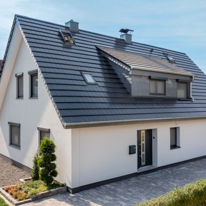 Gerenoveerd vrijstaand huis met onze PV-dakpan Stylist-PV met Autarq met entree