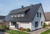 Gerenoveerd vrijstaand huis met onze zonnepan Stylist-PV met Autarq met entree,  in het totaalbeeld met trouw