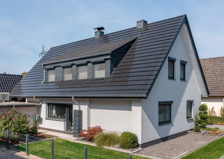 Gerenoveerd vrijstaand huis met onze zonnepan Stylist-PV met Autarq met entree,  in het totaalbeeld met trouw