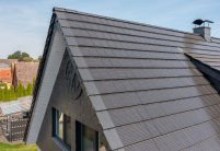 Gerenoveerd vrijstaand huis met onze PV-dakpan Stylist-PV met Autarq,hier de gevel in beeld