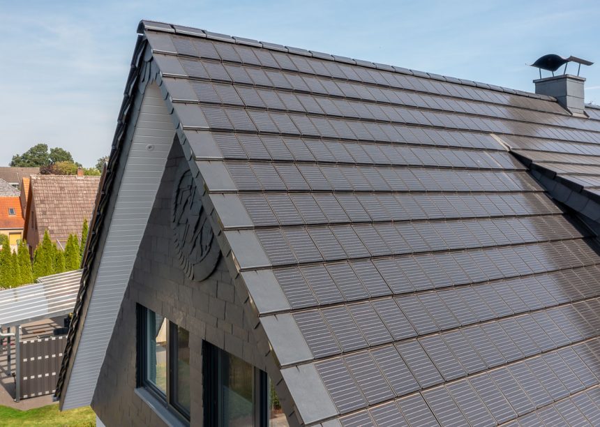 Gerenoveerd vrijstaand huis met onze PV-dakpan Stylist-PV met Autarq,hier de gevel in beeld