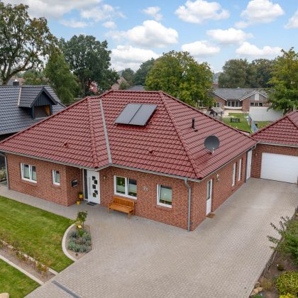 Bakstenen gevel en J11v in edelrood - top bungalow
