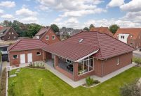Bakstenen gevel en J11v in edelrood - top bungalow met fotodetails van het overdekte terras