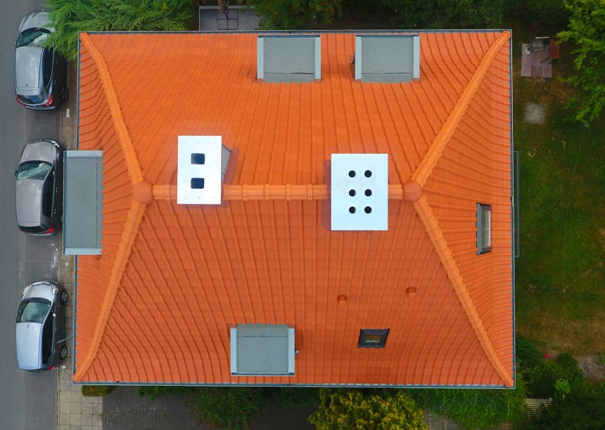 J11v in natuurrood op schilddak vanuit vogelperspectief.