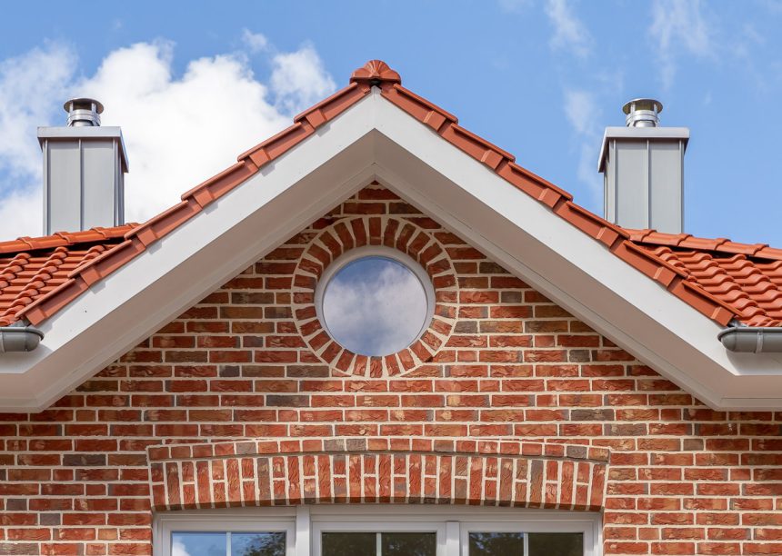 Sierlijke villa met bakstenen gevel/gemetseld met FD-dakpan en sierlijke nokvorst met details van de zadeldakkapel van het schilddak.
