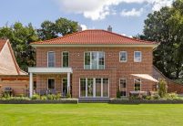 Sierlijke villa met bakstenen gevel/gemetseld met FD-dakpan en sierlijke nokvorst met uitnodigend terras.