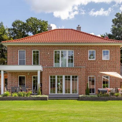 Sierlijke villa met bakstenen gevel/gemetseld met FD-dakpan en sierlijke nokvorst met uitnodigend terras.