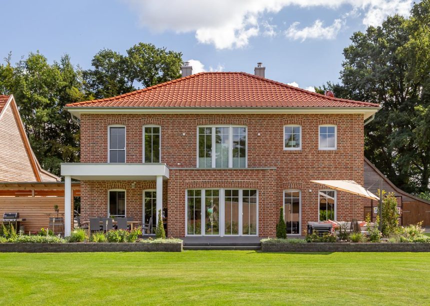 Sierlijke villa met bakstenen gevel/gemetseld met FD-dakpan en sierlijke nokvorst met uitnodigend terras.