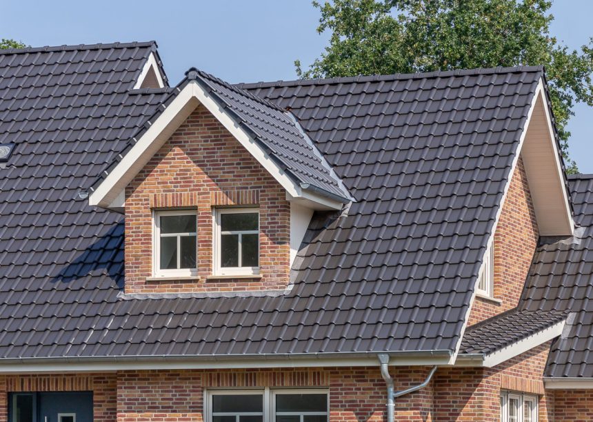 Bakstenen huis met oudzwart FD-dakpan J11v met zadeldakkapel.