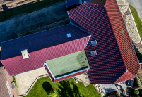 Luchtfoto van J11v-dak in edelwijnrood.
