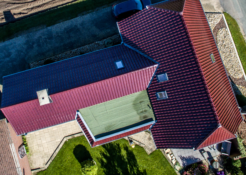 Luchtfoto van J11v-dak in edelwijnrood.