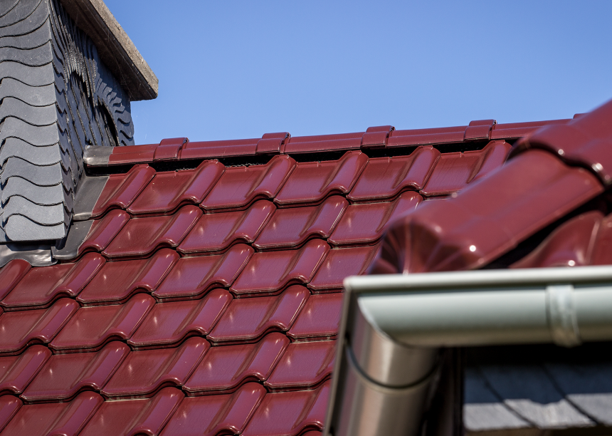 FD-dakpan J11v, vorst F6v en beginvorst in de edel-engobe edelwijnrood in detailweergave.