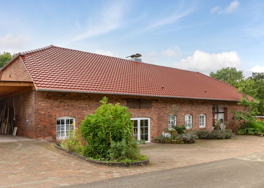 Omgebouwde schuur als gezellige seniorenwoning met de klassieker J11v in de edel-engobe edelkoper met toegang tot de binnenplaats.