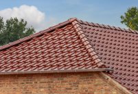 Omgebouwde schuur als gezellige woning met de klassieker J11v in de edel-engobe edelkoper met focus op de nok inclusief beginvorst.