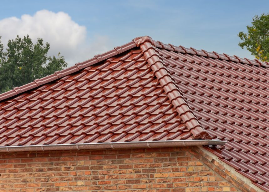 Omgebouwde schuur als gezellige woning met de klassieker J11v in de edel-engobe edelkoper met focus op de nok inclusief beginvorst.