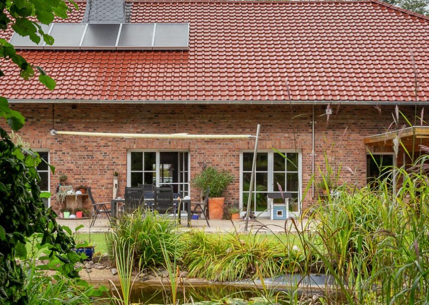 Omgebouwde schuur als gezellige woning met de klassieker J11v in de edel-engobe edelkoper met tuinzicht.