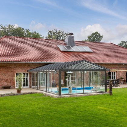 Omgebouwde schuur als gezellige woning met de klassieker J11v in de edel-engobe edelkoper.
