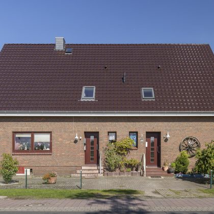 2-onder-1-kap met een ononderbroken zadeldak in edelbruin en een mooie bakstenen gevel