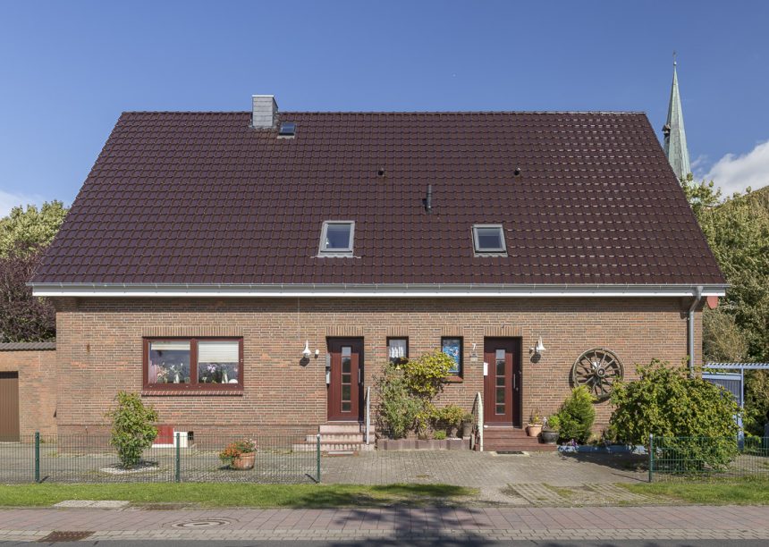 2-onder-1-kap met een ononderbroken zadeldak in edelbruin en een mooie bakstenen gevel