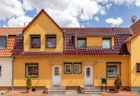 Na de renovatie heeft de eengezinswoning een bordeauxrood dak gekregen.