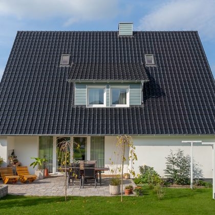 Einfamilienhaus mit spacegrauem J11v Dach