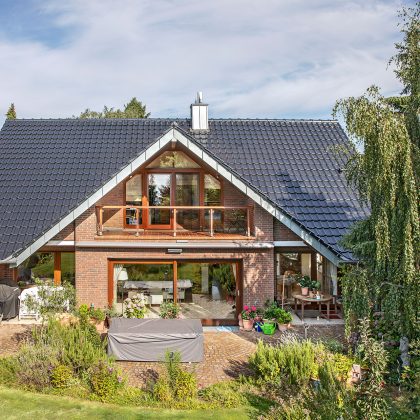 Klinkerfassadeund schönes J11v Dach in spacegrau auf Einfamilienhaus