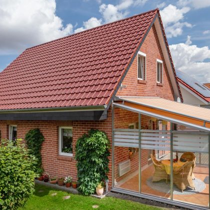 Klinkerhaus mit toskanrot matten Dachziegel J11v auf dem Satteldach