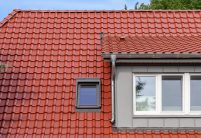 FD-dakpan J11v in de matte glazuur tuscanerrood matt op een mooi klinkerhuis.