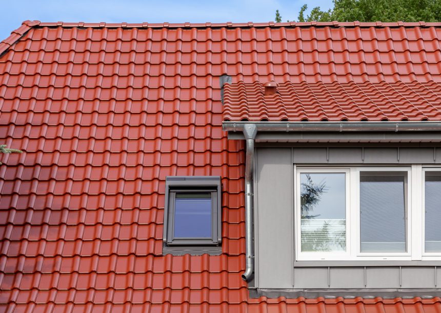 FD-dakpan J11v in de matte glazuur tuscanerrood matt op een mooi klinkerhuis.