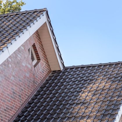 Klinkerhaus mit Flachdachziegel J13v in schiefergrau matt auf dem Dach