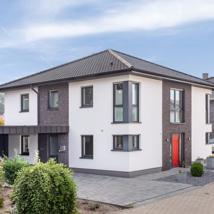 Neubau mit Flachdachziegel J13v in schiefergrau matt