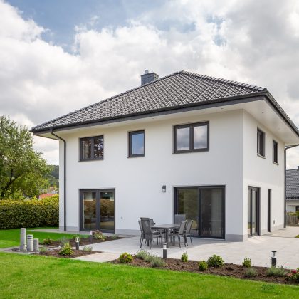Neubau mit Flachdachziegel J13v in schiefergrau matt