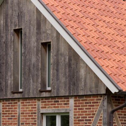 Rustikaler Holzgiebel mit  Hohlpfanne H2 in der Sonderserie friesisch-bunt Salzbrand