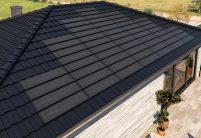 Schilddak met effectieve PV-oplossing: J160-PV Geïntegreerde Solarmodule oplossing met zicht op de nok.