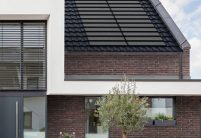 Satteldach auf Klinkerhaus mit Fokus auf die  Jacobi Solarlösung J160-PV kombiniert