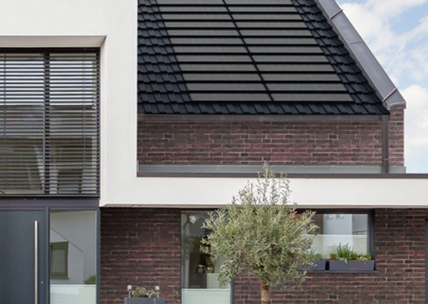 Satteldach auf Klinkerhaus mit Fokus auf die  Jacobi Solarlösung J160-PV kombiniert