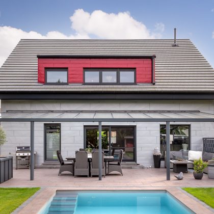 Edelgraues Satteldach mit Flachziegel bei schöner Referenz mit Pool