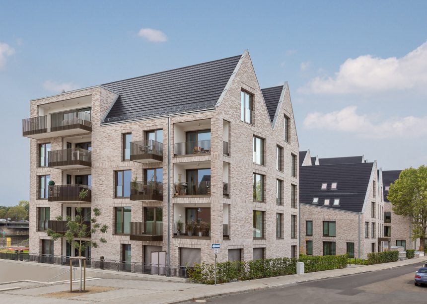 Schuine complete aanblik van referentie-appartementsgebouwen in minimalistische stijl met de vlakke dakpan Stylist in antraciet.