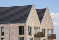 Appartementsgebouwen in minimalistische stijl met de vlakke dakpan Stylist in antraciet.