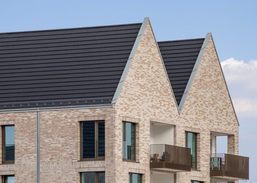 Appartementsgebouwen in minimalistische stijl met de vlakke dakpan Stylist in antraciet.