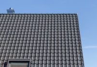 Mooi dekbeeld met dakpan W6v in de edel-engobe edel-leigrijs.
