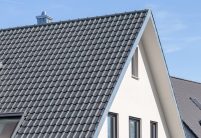 Geveltop van een eengezinswoning met zadeldak en dakpan W6v in edel-leigrijs.