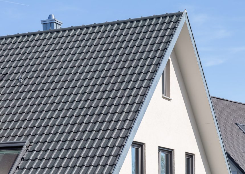Geveltop van een eengezinswoning met zadeldak en dakpan W6v in edel-leigrijs.