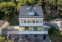 Historische woning met een hypermodern dak met FD-dakpan W6v in edelspacegrijs, frontaal gefotografeerd.
