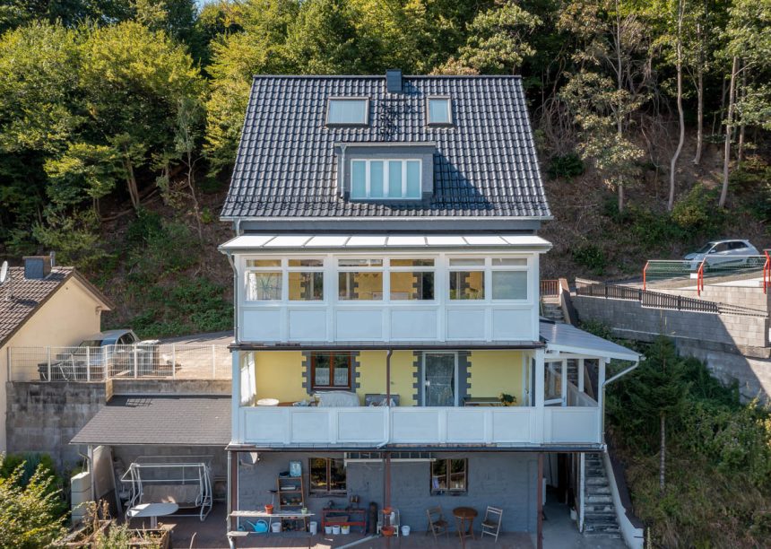 Historische woning met een hypermodern dak met FD-dakpan W6v in edelspacegrijs, frontaal gefotografeerd.