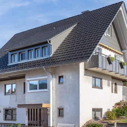 Altschwarzes Z10-Dach  auf Einfamilienhaus am Hang