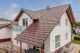 Z10 Dachfläche in edelweinrot auf Einfamilienhaus mit Schneenasen auf Schleppdach.