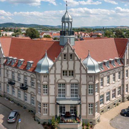 Alte Post in Einbeck, Gewinner der Dachkrone 2022, mit Dachziegel Z5 in naturrot dunkel in der Gesamtansicht